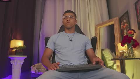 Snapshot of colstorw_ chatting on April 8, 10:04 am colstorw_ online show from April 8, 10:04 am