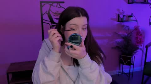 Snapshot of coralinekeyns chatting on December 17, 5:18 am little girl who is always right or Coraline online show from December 17, 5:18 am
