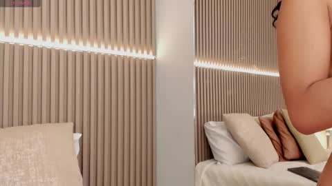 coralineross_ online show from February 15, 2:22 pm