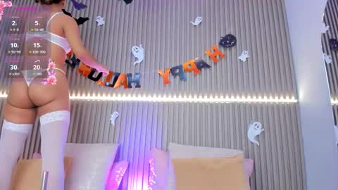 coralineross_ online show from October 15, 11:10 am