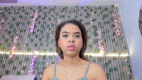coralineross_ online show from November 6, 10:49 am