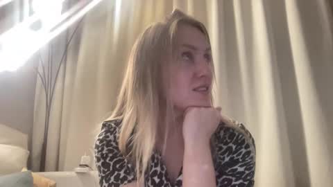 cosmo_blondiee online show from September 15, 3:12 pm