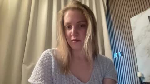 cosmo_blondiee online show from September 17, 1:24 pm
