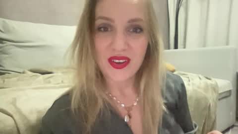 cosmo_blondiee online show from October 1, 4:57 pm