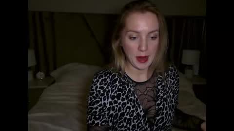 cosmo_blondiee online show from October 6, 6:05 pm