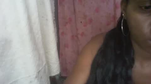 Snapshot of couleur_vanille chatting on February 27, 2:42 am couleur_vanille online show from February 27, 2:42 am
