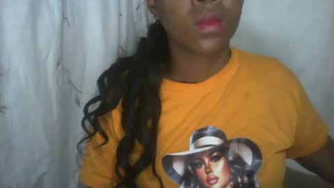 Snapshot of couleur_vanille chatting on November 3, 1:19 am couleur_vanille online show from November 3, 1:19 am