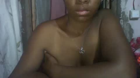Snapshot of couleur_vanille chatting on November 19, 2:11 am couleur_vanille online show from November 19, 2:11 am