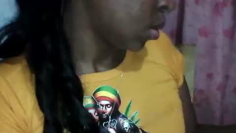 Snapshot of couleur_vanille chatting on November 22, 2:32 am couleur_vanille online show from November 22, 2:32 am