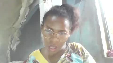 Snapshot of couleur_vanille chatting on January 15, 2:43 pm couleur_vanille online show from January 15, 2:43 pm