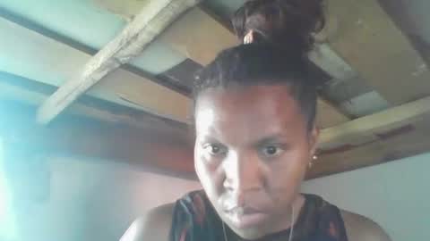 Snapshot of couleur_vanille chatting on April 29, 5:55 am couleur_vanille online show from April 29, 5:55 am