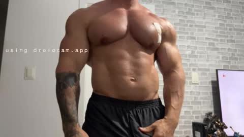 couplemuscle40 online show from December 1, 6:24 pm