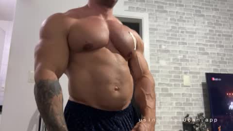 couplemuscle40 online show from March 11, 1:22 am