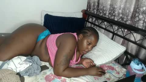 Snapshot of cozy_dion chatting on May 28, 8:39 pm Erykah online show from May 28, 8:39 pm