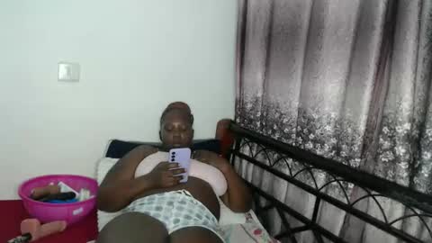 Snapshot of cozy_dion chatting on June 4, 6:36 pm Erykah online show from June 4, 6:36 pm
