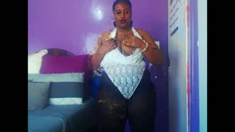 Snapshot of creamylea chatting on June 23, 10:13 am CreamyLea online show from June 23, 10:13 am