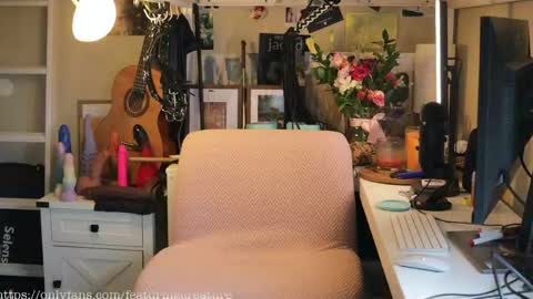 Snapshot of creature_marie chatting on April 21, 2:56 pm Creature Marie online show from April 21, 2:56 pm