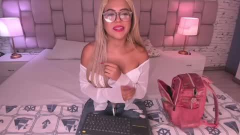Snapshot of criistybloom chatting on June 1, 7:59 pm CristyBloom online show from June 1, 7:59 pm