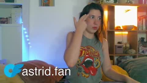 Snapshot of cringebutcute chatting on September 13, 9:36 pm Astrid online show from September 13, 9:36 pm