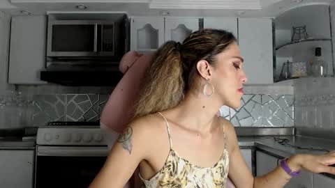 Snapshot of crisozzz chatting on March 11, 6:25 pm Cristina Onazis online show from March 11, 6:25 pm