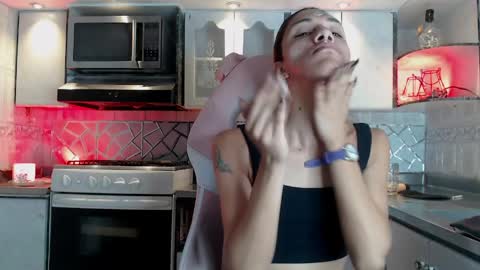 Snapshot of crisozzz chatting on March 24, 6:02 pm Cristina Onazis online show from March 24, 6:02 pm