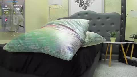 Snapshot of crissh_1 chatting on February 28, 1:15 am crissh 1 online show from February 28, 1:15 am