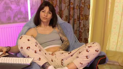Snapshot of crissy_love chatting on April 4, 5:38 am crissy_love online show from April 4, 5:38 am