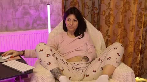 Snapshot of crissy_love chatting on April 5, 6:10 am crissy_love online show from April 5, 6:10 am