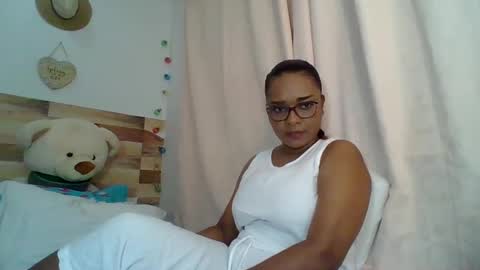 Snapshot of cristal_blanco chatting on December 4, 2:53 am cristal online show from December 4, 2:53 am
