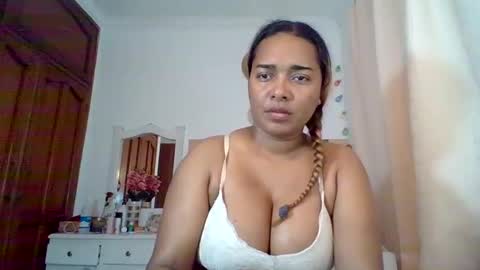 Snapshot of cristal_blanco chatting on December 18, 1:37 am cristal online show from December 18, 1:37 am