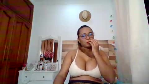 Snapshot of cristal_blanco chatting on December 23, 12:14 am cristal online show from December 23, 12:14 am