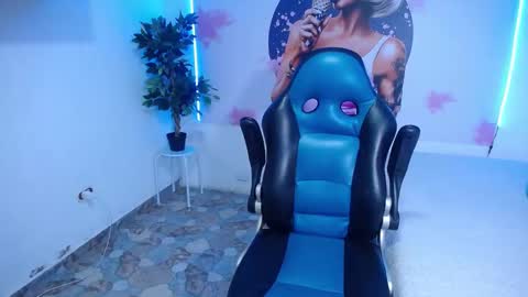 Snapshot of cristal_horny19 chatting on February 28, 2:09 am Milena online show from February 28, 2:09 am