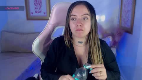 Snapshot of cristal_v_ chatting on December 16, 3:30 am Cristal online show from December 16, 3:30 am