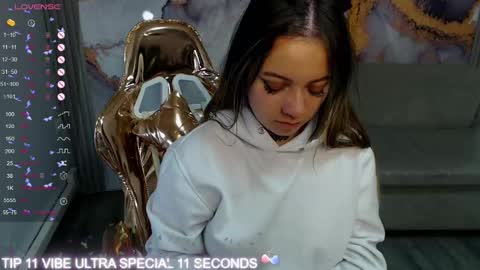 Snapshot of cristal_v_ chatting on February 1, 9:43 am Cristal online show from February 1, 9:43 am