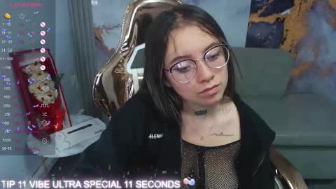 Snapshot of cristal_v_ chatting on March 11, 10:07 am Cristal online show from March 11, 10:07 am
