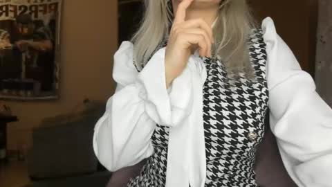 Snapshot of cristalbi chatting on March 8, 5:28 pm cristalbi online show from March 8, 5:28 pm