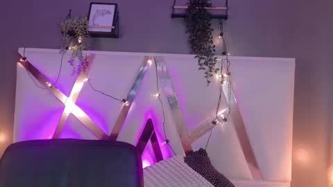 Nicole  Connection time 220pm-910pmCol online show from February 5, 12:15 am