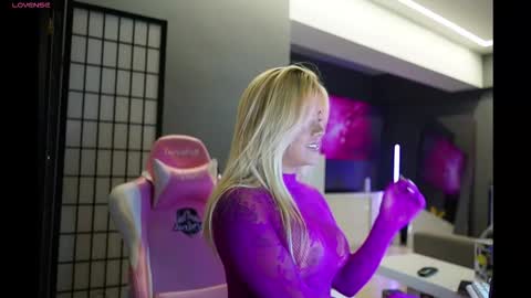 Snapshot of cristalhill chatting on November 21, 9:08 am Laura online show from November 21, 9:08 am