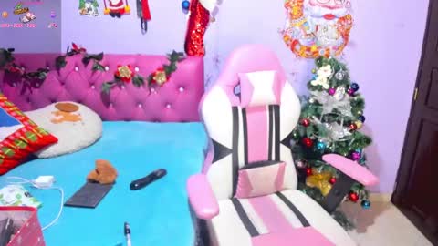 Snapshot of cristaln07 chatting on December 9, 11:26 am Natis online show from December 9, 11:26 am