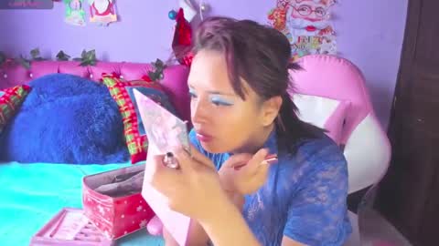 Snapshot of cristaln07 chatting on December 19, 11:18 am Natis online show from December 19, 11:18 am