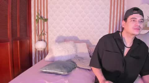 Snapshot of cristianblaze_pamelareal chatting on October 26, 9:37 am Cris Pame online show from October 26, 9:37 am