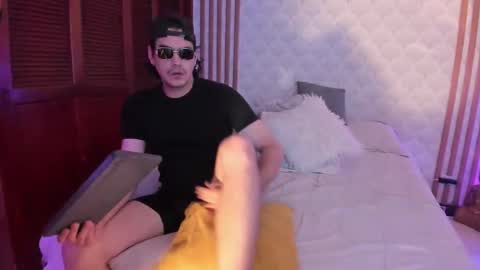 Snapshot of cristianblaze_pamelareal chatting on December 15, 3:33 am Cris Pame online show from December 15, 3:33 am