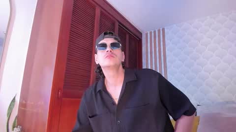 Snapshot of cristianblaze_pamelareal chatting on February 15, 9:19 am Cris Pame online show from February 15, 9:19 am