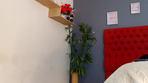 Snapshot of cristina_aznar chatting on March 23, 7:51 pm Cris online show from March 23, 7:51 pm