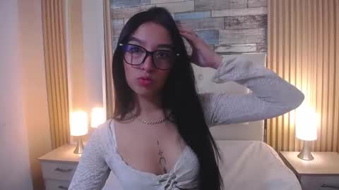 Snapshot of crowm_le chatting on March 19, 3:05 pm Lee online show from March 19, 3:05 pm