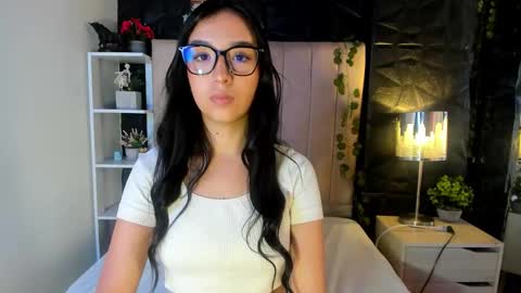 Snapshot of crowm_le chatting on March 25, 3:18 pm Lee online show from March 25, 3:18 pm