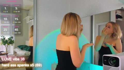 Snapshot of crowned_goddess chatting on March 17, 1:32 am Nikki online show from March 17, 1:32 am