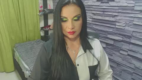 Snapshot of cruela_deviil chatting on December 6, 9:46 pm cruela_deviil online show from December 6, 9:46 pm