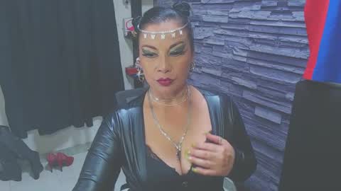 Snapshot of cruela_deviil chatting on September 12, 1:17 am cruela_deviil online show from September 12, 1:17 am