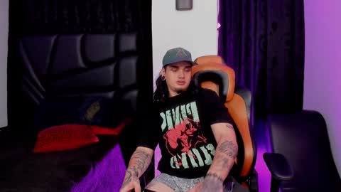 Snapshot of crystal_stuart chatting on January 8, 8:27 am crystal_stuart online show from January 8, 8:27 am